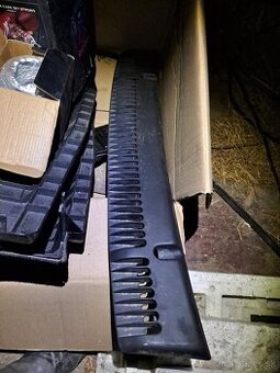 Vw golf mk2 - plast na kapotu (nasávač)