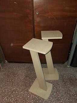 Stojany pod regalove reproduktory alebo kvety