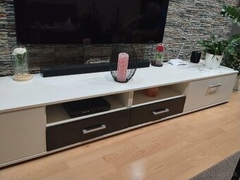 Komoda a konferenčny stolík