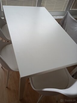 Biely kuchynský stôl
