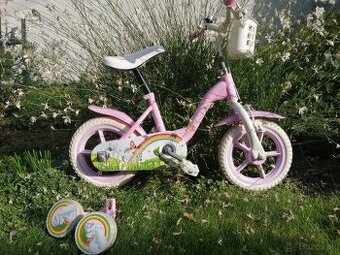 Roztomilý ružový bicykel pre dievčatko