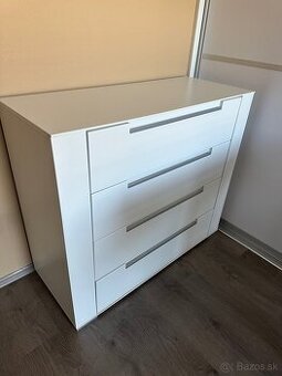 Biela komoda so strieborným detailom