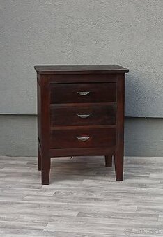 Stolík nočný s 3 zásuvkami .