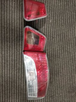 Zadné svetlá toyota avensis sedan T27