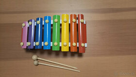Drevený detský xylofón s kolieskami