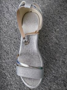 Nové sandále