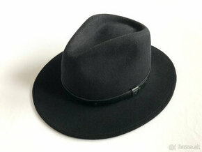 Čierny klobúk fedora