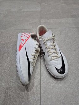Halové futbalove tenisky Nike č.37,5