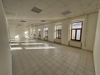 Mimoriadne zníženie ceny BÝVAJTE A PODNIKAJTE v centre Lučen