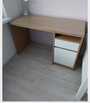 Študentský písací stôl