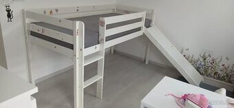 Detská posteľ so šmykľavkou a s vežičkou.