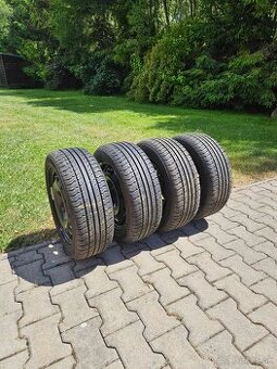 Letné pneumatiky 195/55R15 s diskmi a puklicami