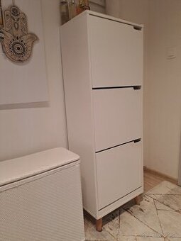 Rezervovane: Darujem botnik a vesiakovu stenu do chodby