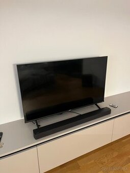 Smart TV Hisense spolu so soundbarom a subwooferom Samsung