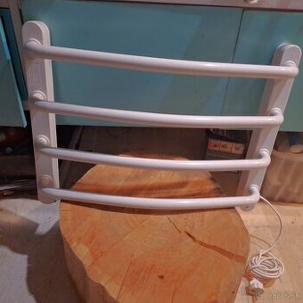 elektrický nástenný sušiak na uteráky