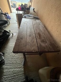 Drevený stôl môže byť ako ponk