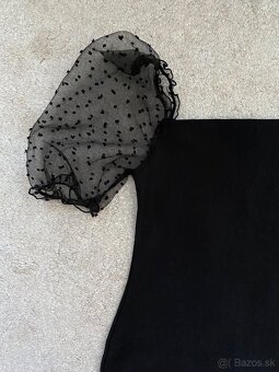 Čierne obtiahnuté šaty s puf rukávmi