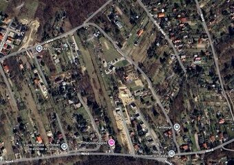 Záhrada 1 199 m2, šírka 25 m, 2x prívod elektriny.