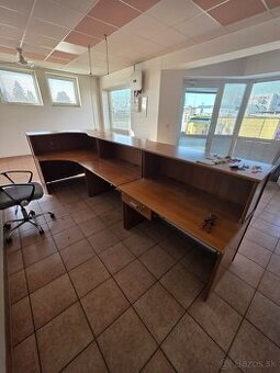 Pult do predajne alebo recepciu