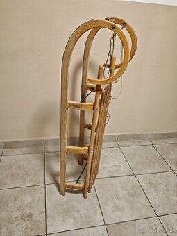 Drevené sánky v tvare rohu