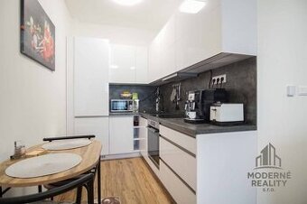 Tehlový 2-izbový byt s balkónom v novostabe, Nové Zámky