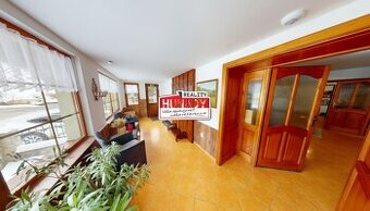 ZNÍŽENÁ CENA  (641 m²) 8i PRIESTRANNÝ DOM V SRDCI OBCE HN