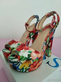 kvetinové sandálky značky Guess Garza - 1