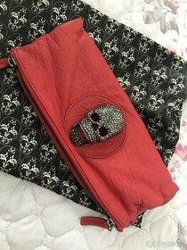 červená kožená clutch kabelka