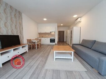 LUXUSNÝ 1 izbový BYT V SENCI – CENTRUM, na pešej zóne, Lichn