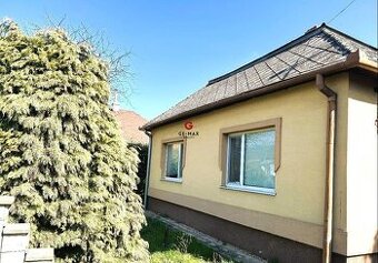 Rodinný dom s priestranným pozemkom, dvoma altánkami a multi