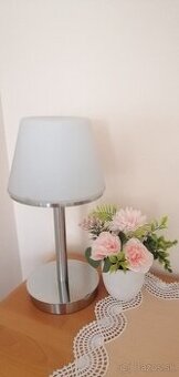 Nerezová stolná lampa