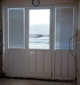 PLASTOVÉ DVERE (BALKÓNOVÉ) SO SVETLÍKMI