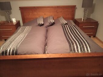 Manželská posteľ s nočnymi stolikmi