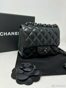 Mini kabelka Chanel Flip vo farbe total black