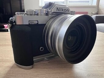 Nikon Z FC + DX 16-50mm   LEN 488 ZÁBEROV