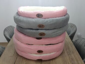 Ružový alebo šedý pelech rozmeru cca 70x60cm a 60x50cm