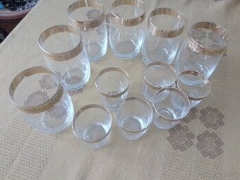 Poháre so zlatým lemom