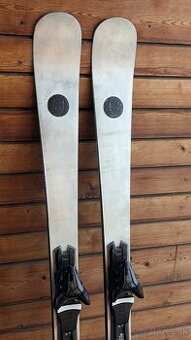 Prémiové švýcarské lyže AK Signature, 158cm, 23/24