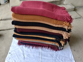 Veľké starodávne vlniaky na plecia