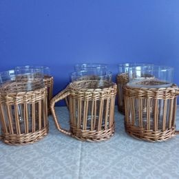 Krásne elegantné  poháre-šálky v prútených košíkoch na čaj/k