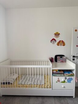Postielka s prebalovacim pultom