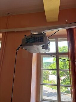Projektor s držiakom