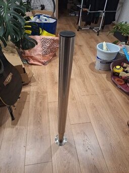 Výškovo nastaviteľná noha stola