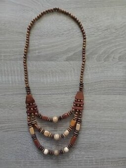Drevené hand - made náhrdelníky.