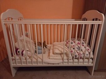 drevená detská postieľka s príslušenstvom