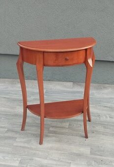 Stolík polmesiacový.