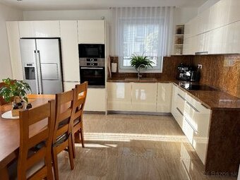 Luxusná kuchynská linka s kamennou doskou, Bosch spotrebičmi