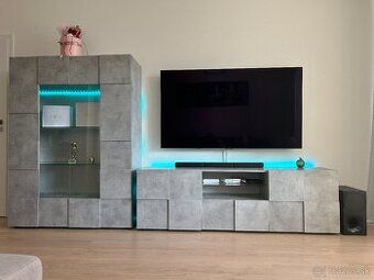 Moderná vitrína v betónovom dekore (NOVÁ)