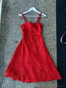 Dámske červené šaty s odhaleným chrbtom