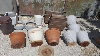 Terakotové kvetináče 10eur, 15eur /kus, veĺké plastové 15eur